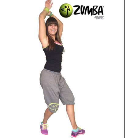 Von der Wettkampfgymnastik, &uuml;ber Cheerleading bin ich beim Zumba h&auml;ngen geblieben. Die Leidenschaft ohne Druck zu Tanzen kann ich beim Zumba vollst&auml;ndig ausleben. Es macht mir Spa&szlig; eine ganze Gruppe zum schwitzen zu bringen und gleichzeitig ein Strahlen in die Gesichter der Teilnehmer zu zaubern. 